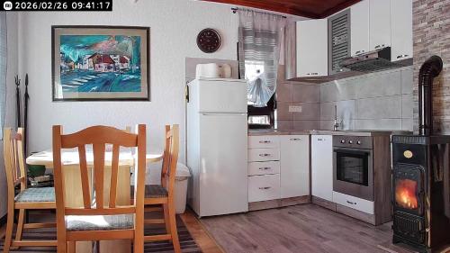 Kuća pokraj Lokvarskog jezera (Kuca pokraj Lokvarskog jezera) in Delnice