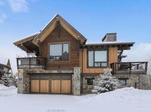 Experience Falcon Haus, a modern townhome, Great Location Gondola Access, Private Hot Tub in Breckenridge (CO)