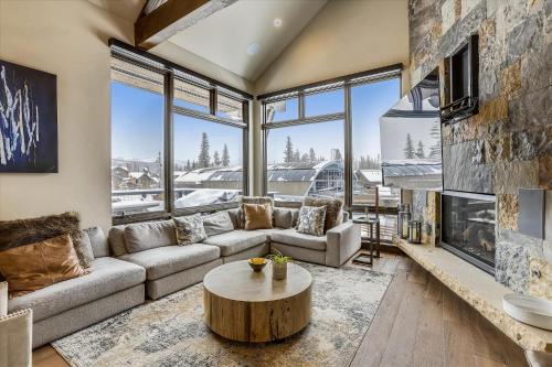 Experience Falcon Haus, a modern townhome, Great Location Gondola Access, Private Hot Tub in Breckenridge (CO)