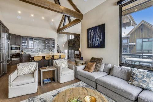 Experience Falcon Haus, a modern townhome, Great Location Gondola Access, Private Hot Tub in Breckenridge (CO)