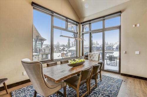 Experience Falcon Haus, a modern townhome, Great Location Gondola Access, Private Hot Tub in Breckenridge (CO)