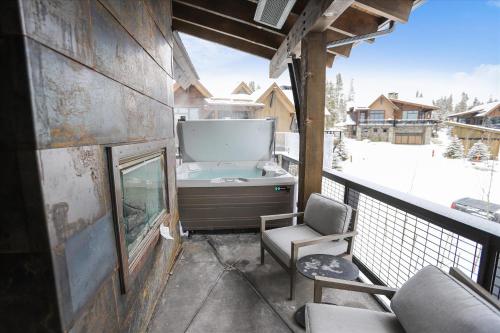 Experience Falcon Haus, a modern townhome, Great Location Gondola Access, Private Hot Tub in Breckenridge (CO)