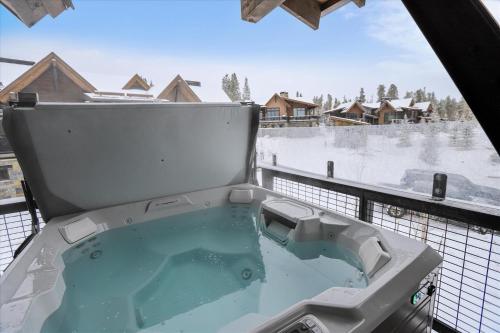 Experience Falcon Haus, a modern townhome, Great Location Gondola Access, Private Hot Tub in Breckenridge (CO)