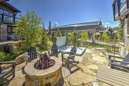 Experience Falcon Haus, a modern townhome, Great Location Gondola Access, Private Hot Tub in Breckenridge (CO)