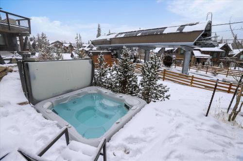Experience Falcon Haus, a modern townhome, Great Location Gondola Access, Private Hot Tub in Breckenridge (CO)