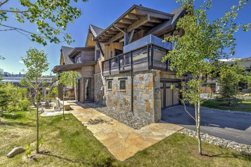 Experience Falcon Haus, a modern townhome, Great Location Gondola Access, Private Hot Tub in Breckenridge (CO)