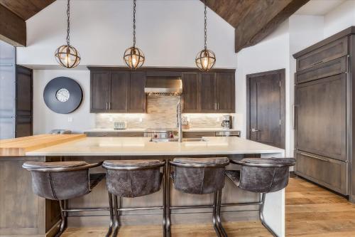 Five Peaks: New Peak 8 Townhome Hot Tub & Fireplace Amazing Views Walk to shuttle! - image 4