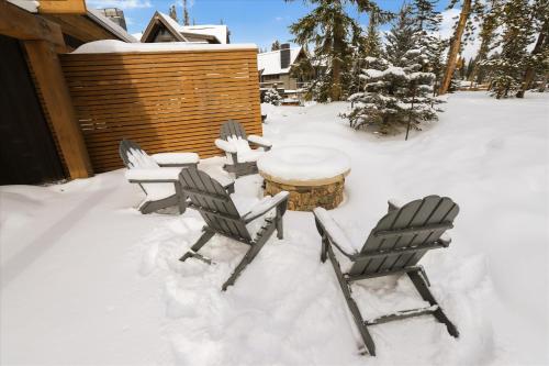 Five Peaks: New Peak 8 Townhome Hot Tub & Fireplace Amazing Views Walk to shuttle! - image 2