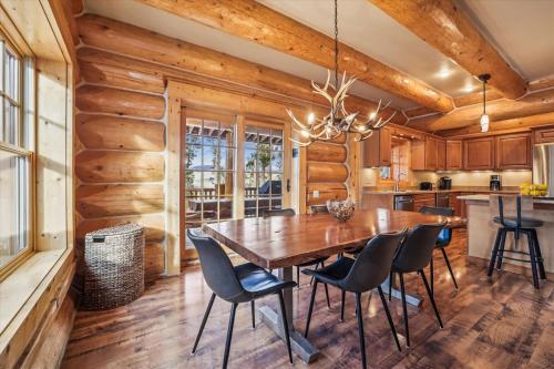 Fireside Retreat: Highlands Log Home Hot Tub & Fireplace Peak Views! - image 4