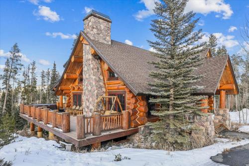 Fireside Retreat: Highlands Log Home Hot Tub & Fireplace Peak Views! - image 3