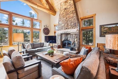 Experience Frisco Fling, a spacious house in the heart of Frisco with a hot tub and wooded views in Φρίσκο(Κολοράντο)