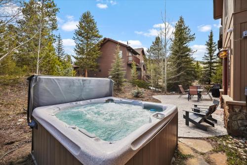 Experience Frisco Fling, a spacious house in the heart of Frisco with a hot tub and wooded views in Φρίσκο(Κολοράντο)