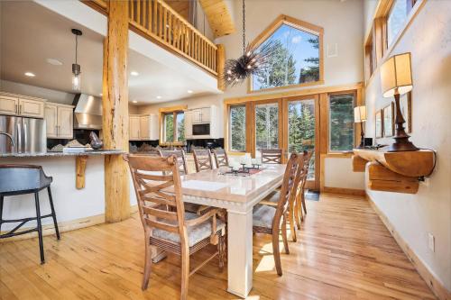 Experience Frisco Fling, a spacious house in the heart of Frisco with a hot tub and wooded views in Φρίσκο(Κολοράντο)