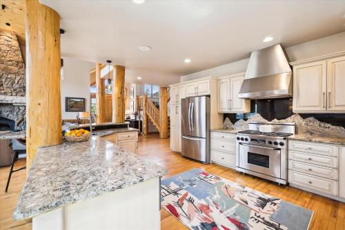 Experience Frisco Fling, a spacious house in the heart of Frisco with a hot tub and wooded views in Φρίσκο(Κολοράντο)
