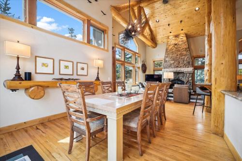 Experience Frisco Fling, a spacious house in the heart of Frisco with a hot tub and wooded views in Φρίσκο(Κολοράντο)