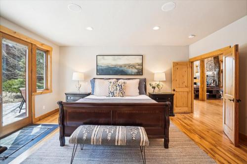 Experience Frisco Fling, a spacious house in the heart of Frisco with a hot tub and wooded views in Φρίσκο(Κολοράντο)