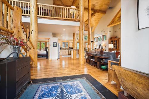 Experience Frisco Fling, a spacious house in the heart of Frisco with a hot tub and wooded views in Φρίσκο(Κολοράντο)