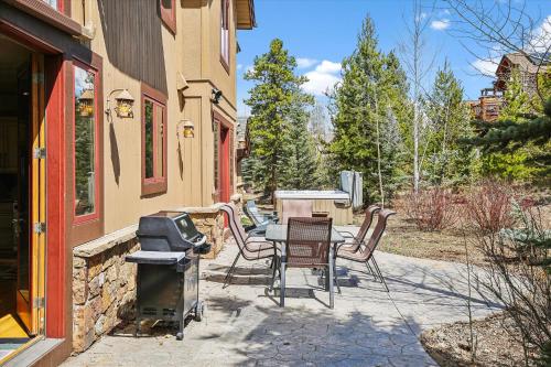 Experience Frisco Fling, a spacious house in the heart of Frisco with a hot tub and wooded views in Φρίσκο(Κολοράντο)