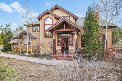 Experience Frisco Fling, a spacious house in the heart of Frisco with a hot tub and wooded views in Φρίσκο(Κολοράντο)
