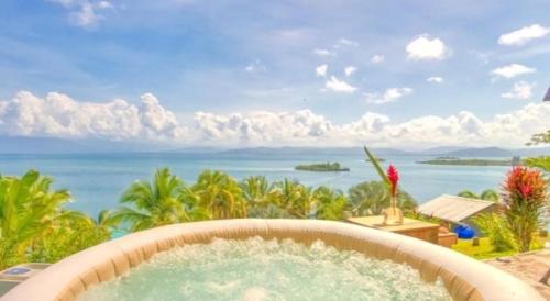 Karstais baseins, Nativo Lodge Sea view Tropical garden suite in Punta Laurel