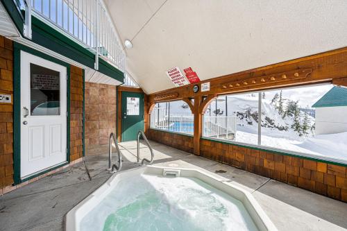Karstais baseins, Hikers Paradise at Mount Washington in Mount Washington (BC)