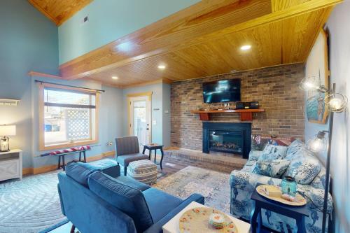 Coastal home with private hot tub and fire-pit, close to local attractions in Beaufort (NC)