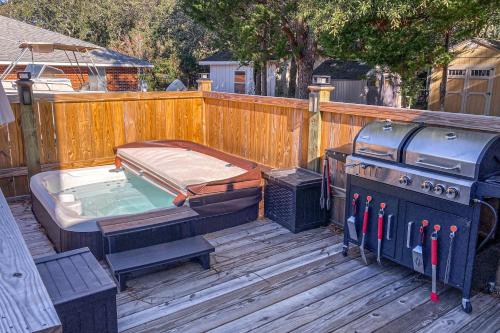 Coastal home with private hot tub and fire-pit, close to local attractions in Beaufort (NC)