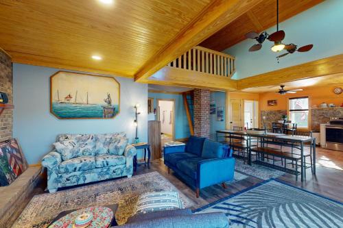 Coastal home with private hot tub and fire-pit, close to local attractions in Beaufort (NC)