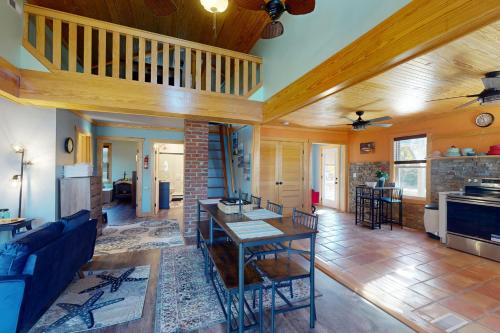Coastal home with private hot tub and fire-pit, close to local attractions in Beaufort (NC)