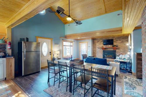 Coastal home with private hot tub and fire-pit, close to local attractions in Beaufort (NC)