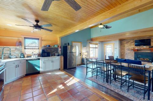 Coastal home with private hot tub and fire-pit, close to local attractions in Beaufort (NC)
