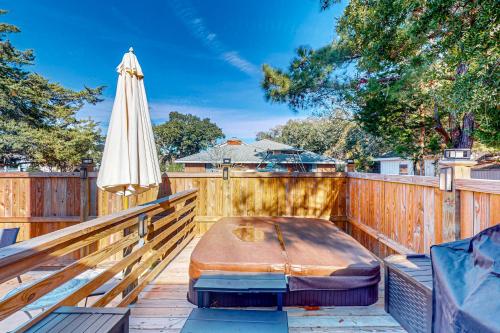 Coastal home with private hot tub and fire-pit, close to local attractions in Beaufort (NC)