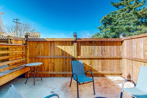 Coastal home with private hot tub and fire-pit, close to local attractions in Beaufort (NC)