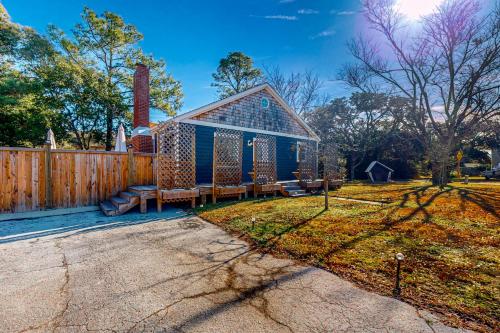 Coastal home with private hot tub and fire-pit, close to local attractions in Beaufort (NC)