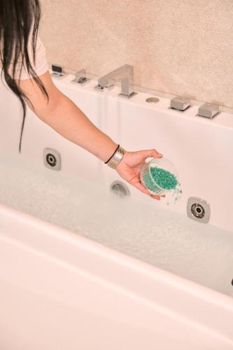 SOLUNA Hideaway Athens - Luxury Jacuzzi Suite in Haidári