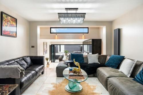 Modern 5 Bedroom House in Hove, Sleeps 8, Van & Car Parking, EV Plug – khách sạn tại Hove
