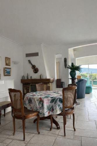 Villa avec jardin et piscine - au pied de la colline in Gemenos