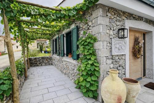 Private Villa for 12 Peaceful Karst Escape in Pliskovica