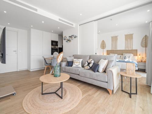 Modern 3-Pax Apartment with Solarium