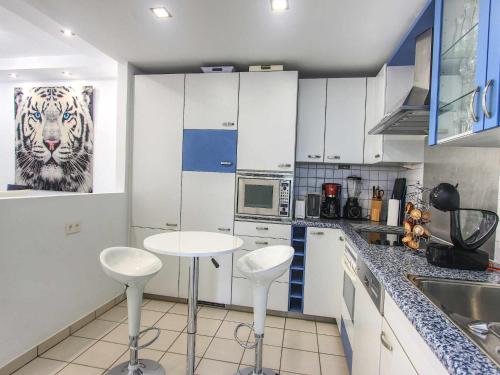 Beachside Apartment with Jacuzzi & Pool - image 5