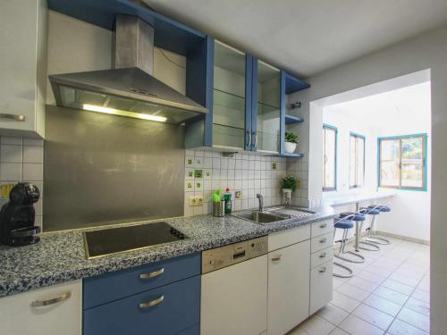 Beachside Apartment with Jacuzzi & Pool - image 3