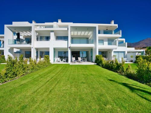 Crystal Lagoon Apartment Retreat