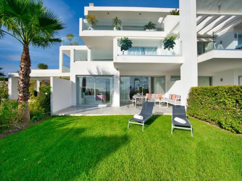 Elegant Lagoon Retreat for 4