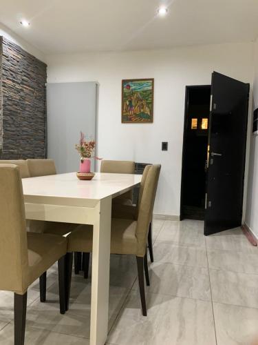 Casa con pileta City Bell para 6 personas