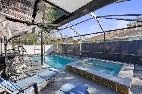 Luxury Style townhome with Pool - 1 Miles to Bucs Stadium
