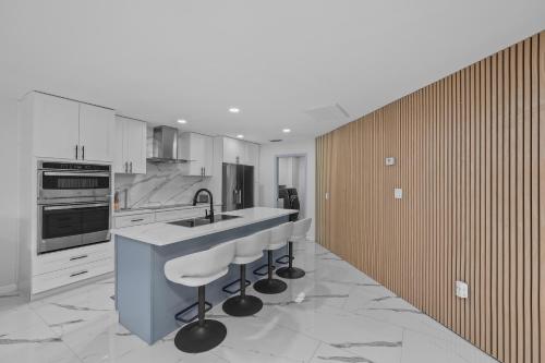 Luxury Style townhome with Pool - 1 Miles to Bucs Stadium in Tampa, USA