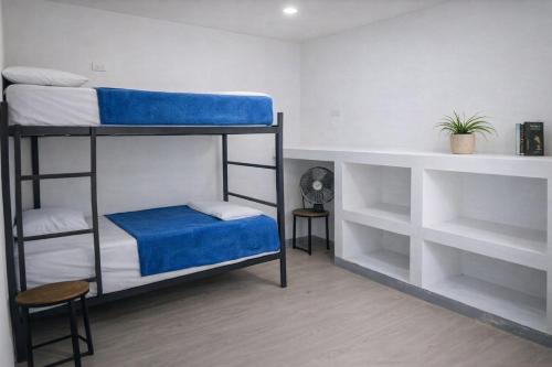 2 twin beds