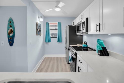 Indian Shores Waterway View, walk to beach, pool hot tub, dock in Clearwater Beach, USA