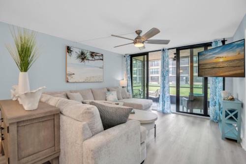 Indian Shores Waterway View, walk to beach, pool hot tub, dock in Clearwater Beach, USA