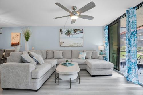 Indian Shores Waterway View, walk to beach, pool hot tub, dock in Clearwater Beach, USA